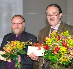 Eckart Gundelfinger und Henning Scheich mit 2 großen Blumensträußen bei der Amtsübergabe.