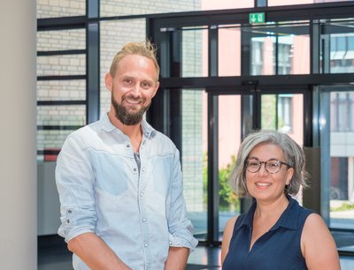 [Translate to English:] Marina Zempeltzi, Erstautorin der Studie und Doktorandin, und PD Dr. Max Happel, Leiter der Arbeitsgruppe am Leibniz-Institut. 