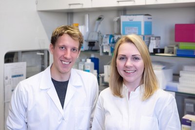 Mathias Raschick und Annika Schult im Labor