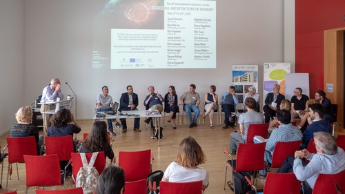 Teilnehmer der FAM-Konferenz bilden einen Stuhlkreis