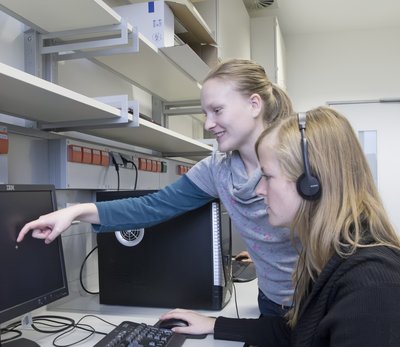 Anni Richter erklärt Probandin den Ablauf eines Experiments am Computer