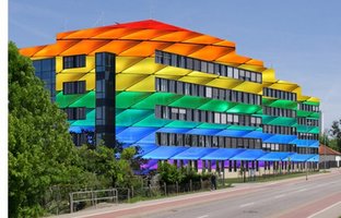 LIN-Gebäude in Regenbogenfarben
