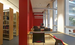 Arbeitsplätze und Regale mit Büchern in der Bibliothek