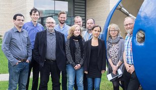 Gruppenfoto mit Teilnehmern eines Kooperationsprojekts vor dem LIN-Gebäude 