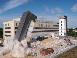 Das neue LIN-Gebäude steht im Hintergrund schon, als das alte IfN-Hochhaus abgerissen und die Fahrtstuhlschächte gesprengt werden.